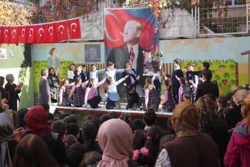  Okul öğrencileri yaptığı etkinlikte Başöğretmen Atatürk'ü unutmadı