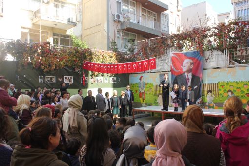  Kutlama Programı, Atatürk'ün balmumu heykelini yapan Suat Erol'un İstiklal Marşı'nı okutmasıyla başladı