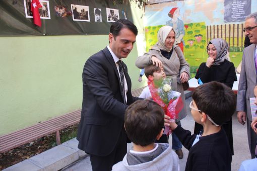  Öğrenciler ve veliler Okul Müdürü Ercan Çiftçi'nin Öğretmenler Günü'nü kutladı